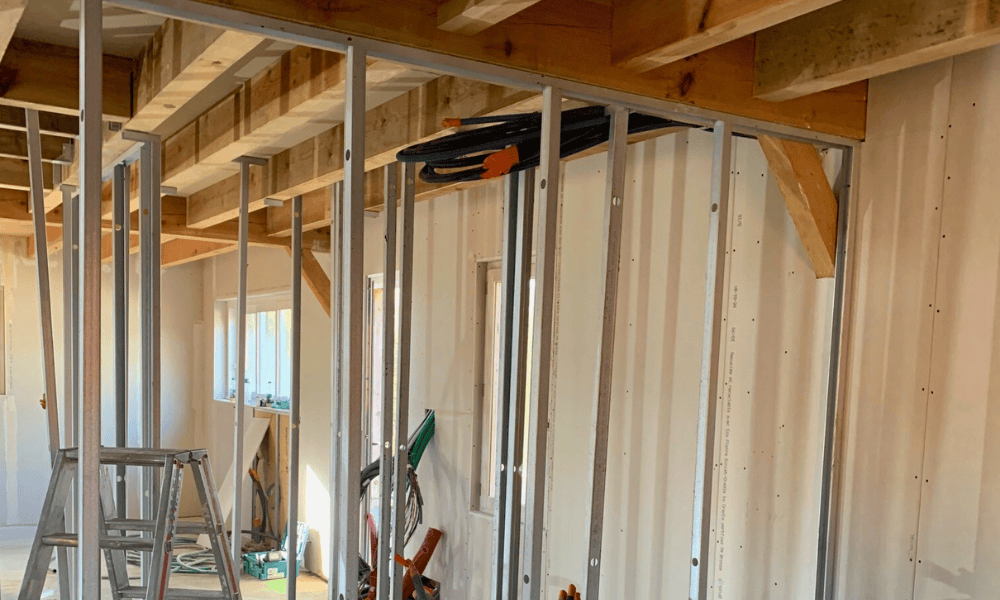 Une cloison sur rail en aluminium de l'intérieur d'une maison à Dax