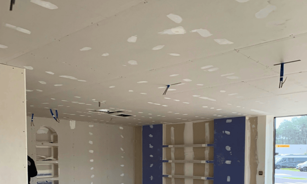 Un faux plafond terminé par Serge Dallemagne avec éclairage