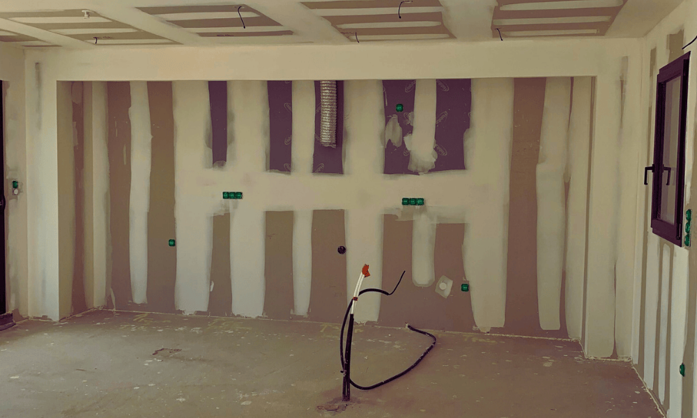 Murs et plafonds terminés après le travail du plaquiste Serge Dallemagne