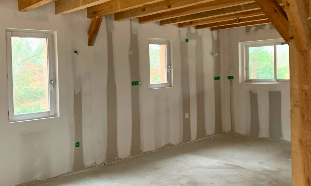 Mur neuf de plaquiste et poutre apparente après rénovation Dax