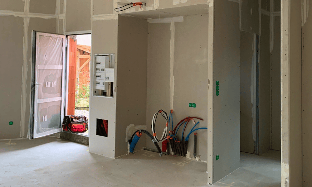 Murs et parois de plaquiste avec gaine apparente et tableau électrique à Capbreton